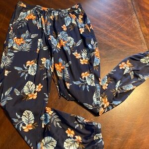 🎀 Forever 21 Floral Navy Joggers 🎀
